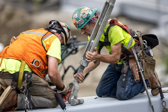 231207 stamford ct construction site workers ac 1005p a5340d